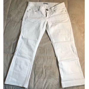 Buckle. Daytrip white capris.